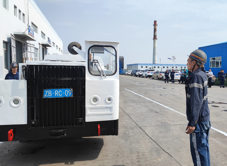 色连二矿加强井下无轨辅助运输胶轮车运输管理